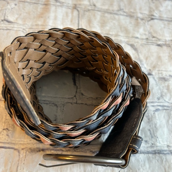 FAUX DENIM LOOK WOVEN WOMENS TWO TONE BELT SILVER TONE BUCKLE SIZE 13 - Picture 2 of 10